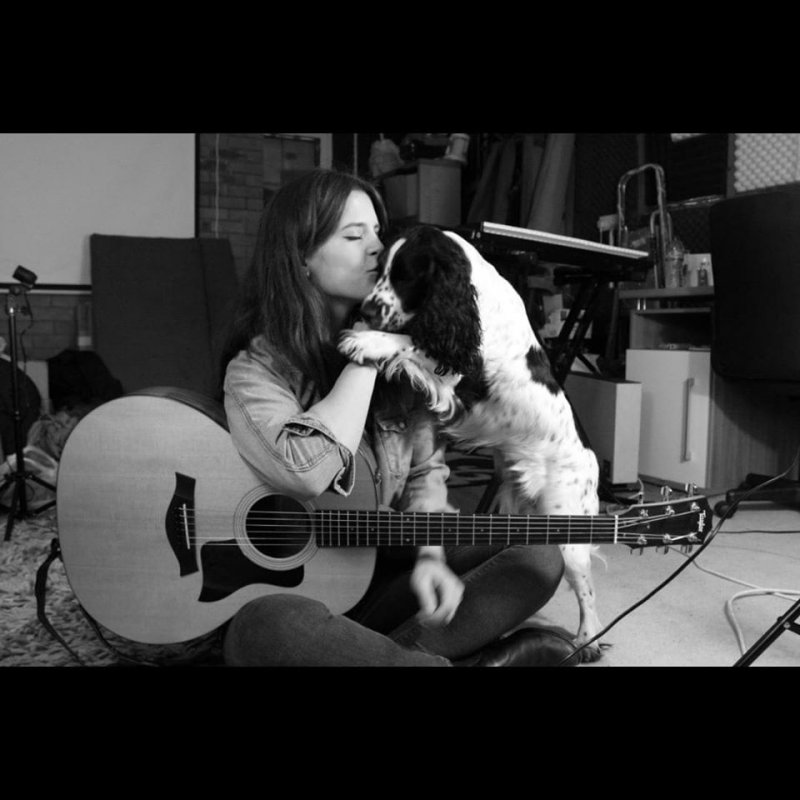 La guitare et la voix de Kylie Ruby